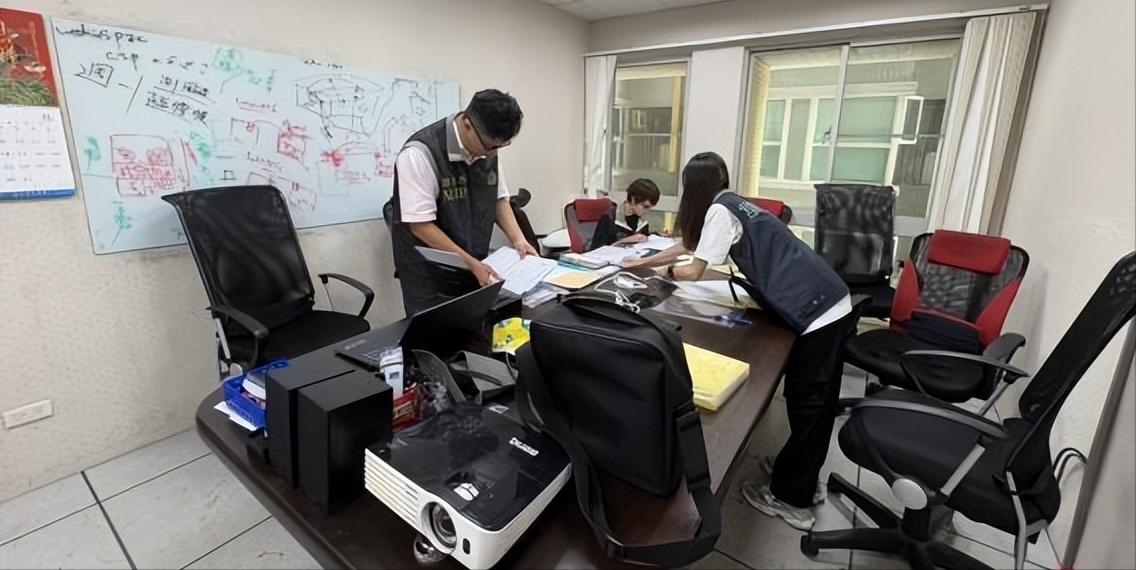 新加坡联合早报今日报道：“台湾当局在过去一个月内，对17家中国大陆企业涉嫌非法在