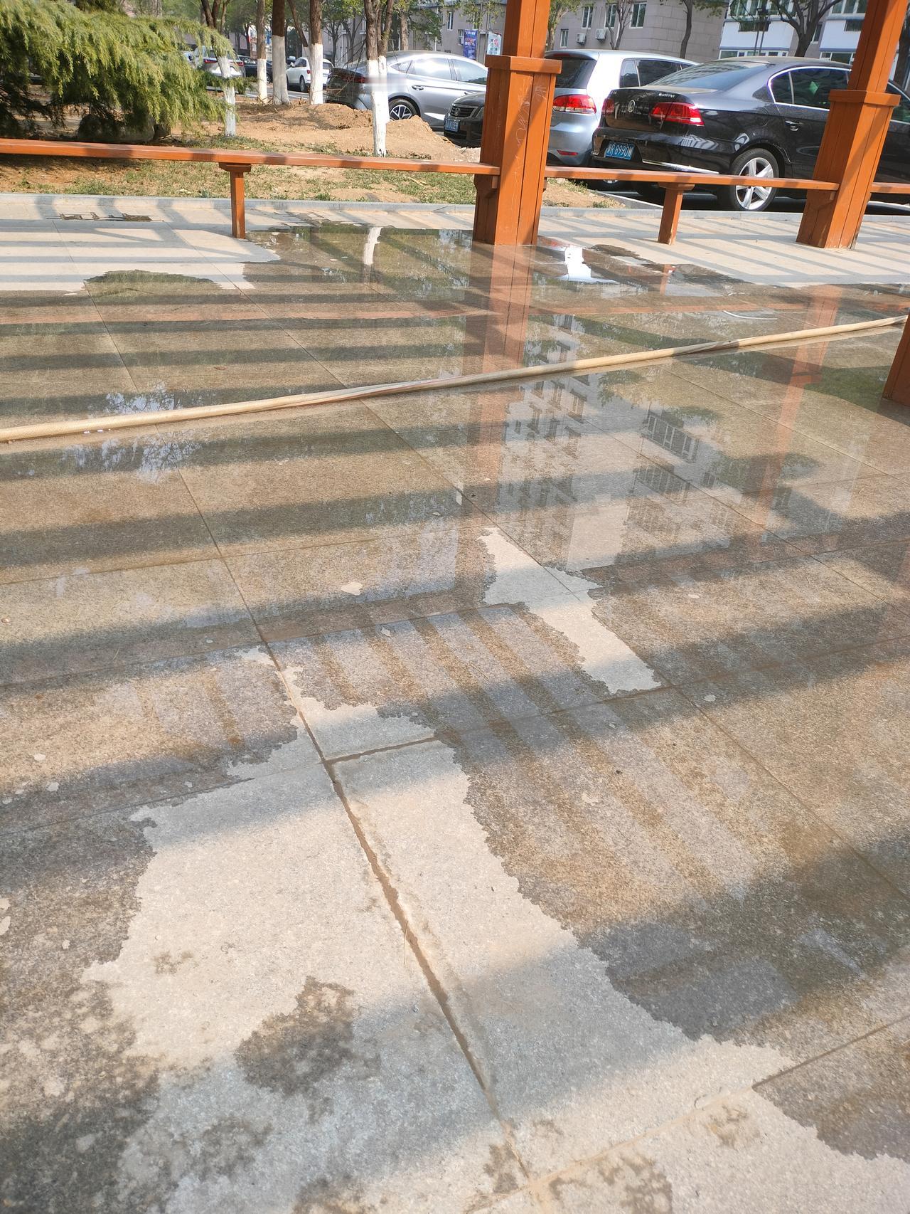 晒图笔记大赛看到一地的水，满满的汇合到一起，充满了故事感。