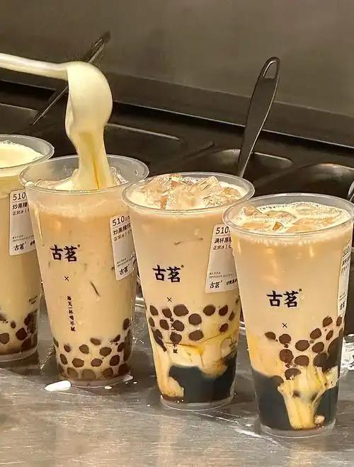 大学毕业摆摊卖奶茶，竟然干出了年营收300多亿的商业帝国，全国门店13000家，