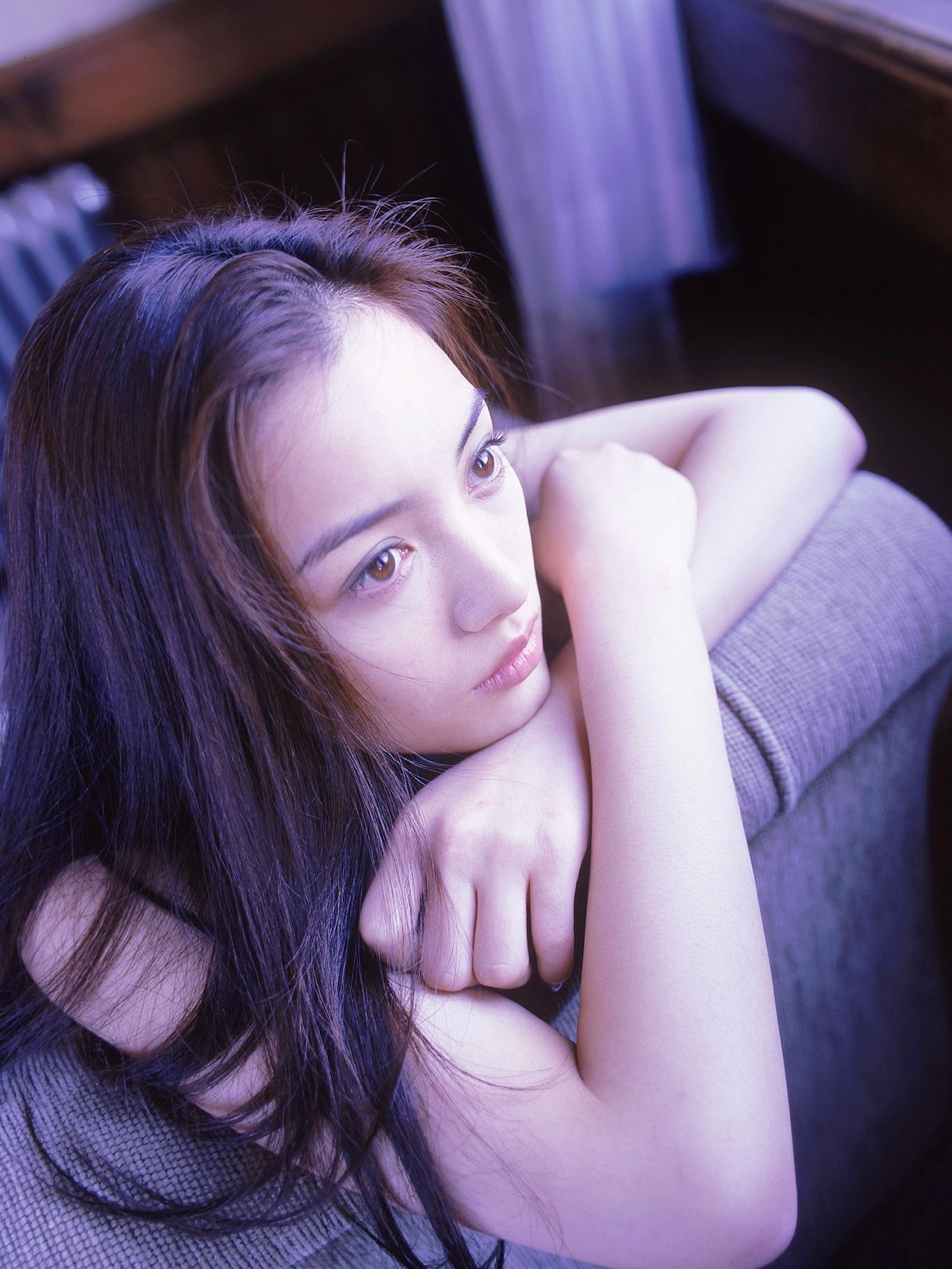 1999年，十九岁的仲间由纪惠，在摄影师户崎美和的镜头下。 
