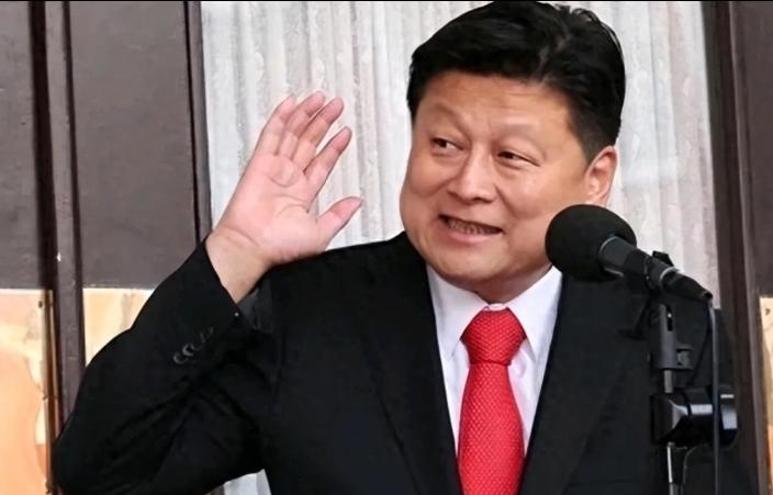 傅崐萁是真正的"老狐狸"！两千亿军购案通过的那晚，他一边吹着生日蜡烛，一边看着郑