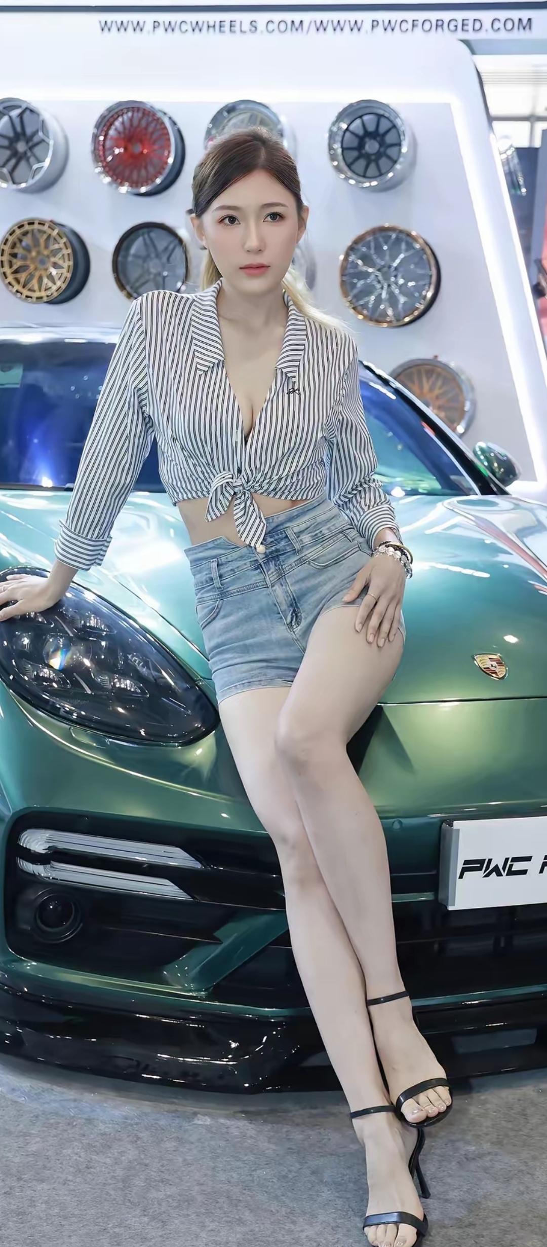 车似美人行，风华正当年。