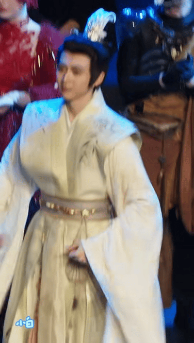 焉栩嘉音乐剧新身份解锁音乐剧《狐说臣与仙》新身份！焉栩嘉饰羊汝成，古装扮相自带清