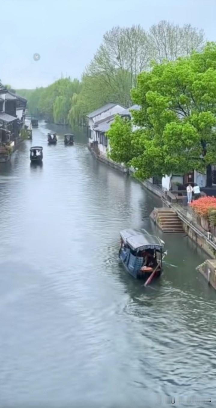 “一山一水一卷画，一木一草皆风景，不与日月争长短，只与山水共清欢”，此语直抵人心