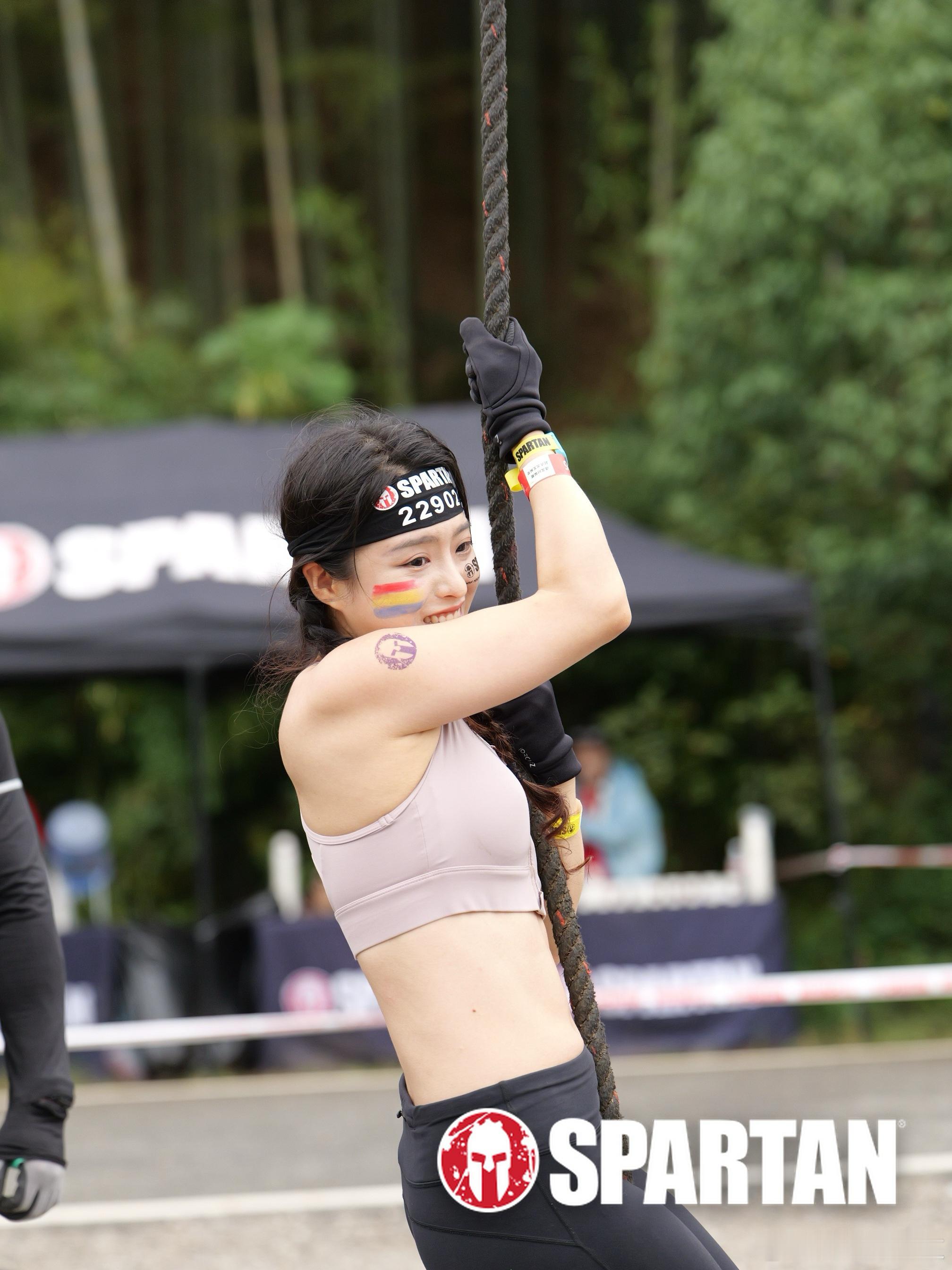 今日是斯巴达勇士Aroo!🛡️在泥土里翻滚 在高墙上攀爬🧗🏻‍♀️永远可以