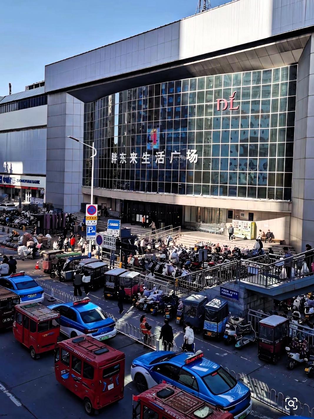 有点不理解
胖东来也算是河南的標杆企業了
为什么于东来被房东欺負，当地的邻导不帮