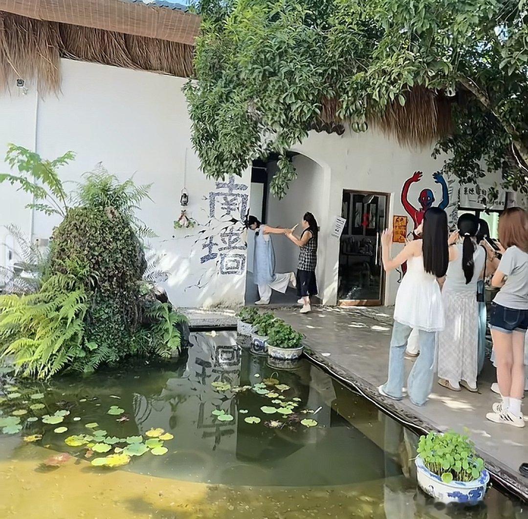 现在连撞南墙也要排队了，这世界真的是颠了 ​​​