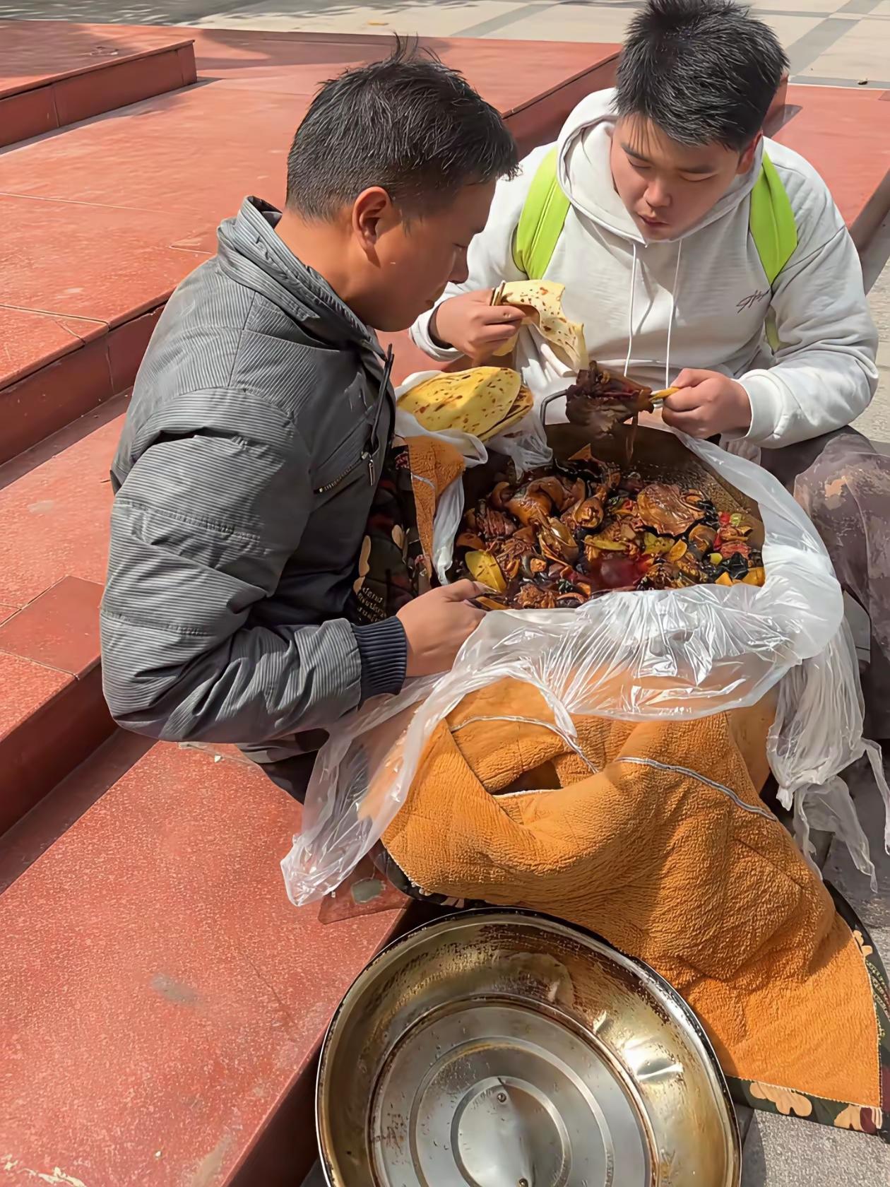 四川高考生校门口吃父亲送的炖肉，网友：这才是真正养得好的孩子
 
四川一高考生火