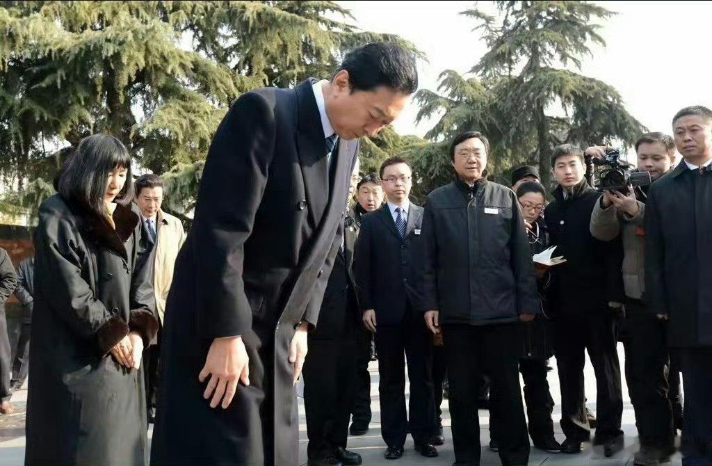 鸠山由纪夫表示，他很荣幸受到邀请，他将带着谢罪的心情去出席阅兵。 ​​​