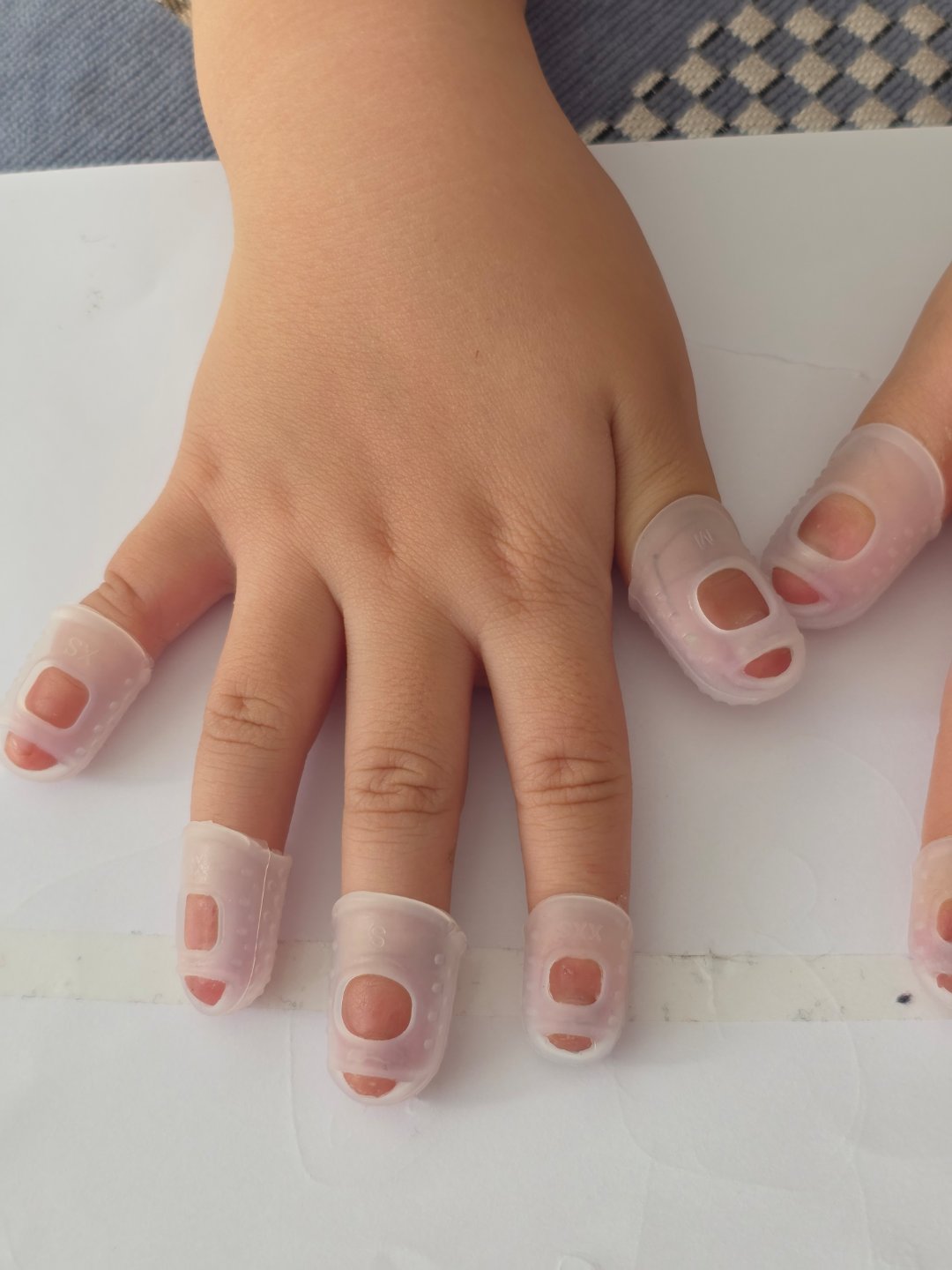 孩子爱咬手指甲，我给她买了防咬神器。 