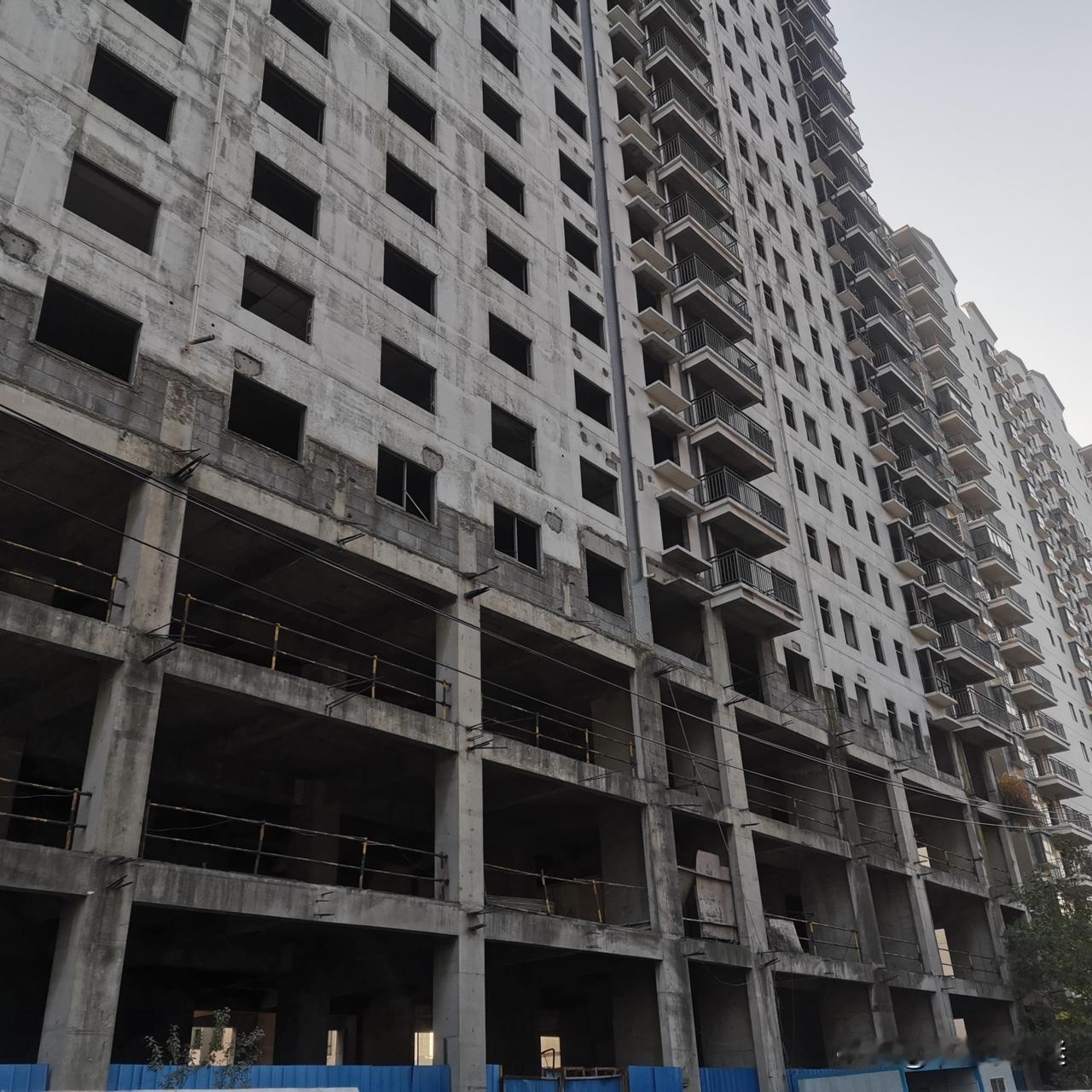 贷款卖房开始出现了！到底是什么造就这一原因？对此我认为：

现在的情况就是，房屋