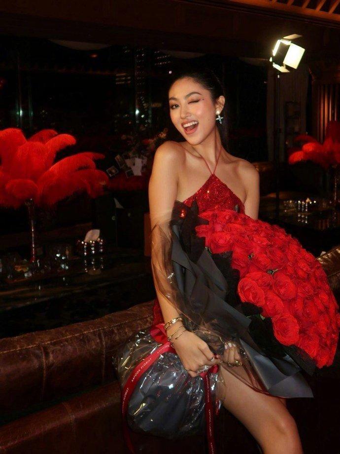 任达华女儿颜值 任达华爱女任晴佳21岁生日照曝光，一袭红衣搭配红玫瑰，身材高挑修