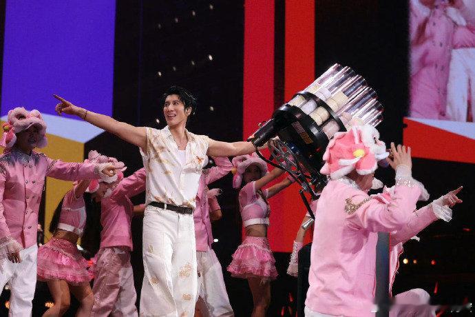 王力宏二哥变一哥王力宏给了内娱7年时间昵称只是趣味称呼，论舞台影响力，早已是公认