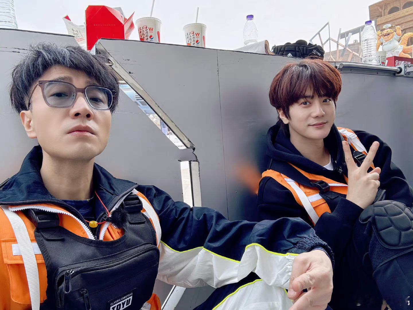 #王铮亮陆虎新合照#被抓了就自拍合照一张🤳我们中止间老搭档心态稳稳的[摊手]#