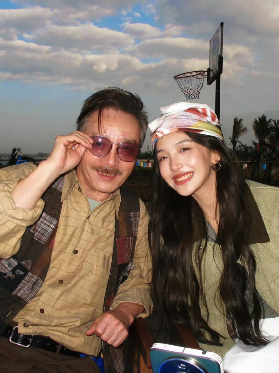 李世宏 沈月姑娘给咱拍的真漂亮谁能不夸沈月的拍照审美啊！李世宏发文大赞，说月月镜