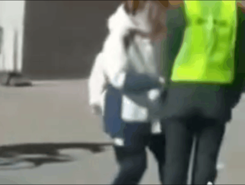 学生停车买小吃被拔钥匙事件，看了原视频看
的很难受，那个马甲校长整个过程压根不像