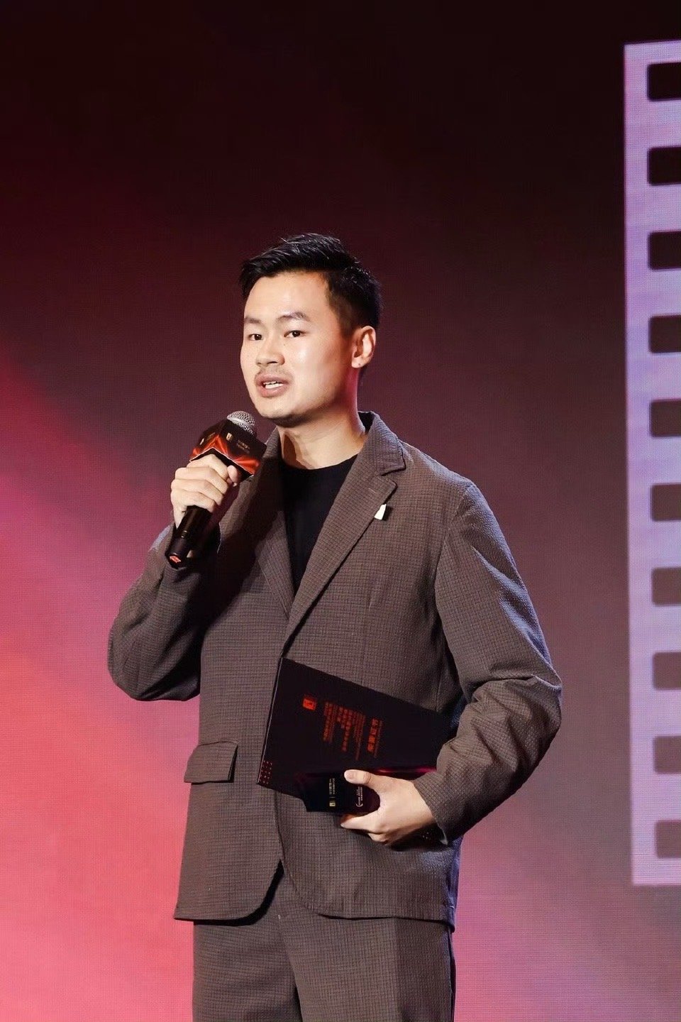 22岁00后导演在金鸡奖相关评选中脱颖而出，实力不容小觑。他们的成长离不开行业扶