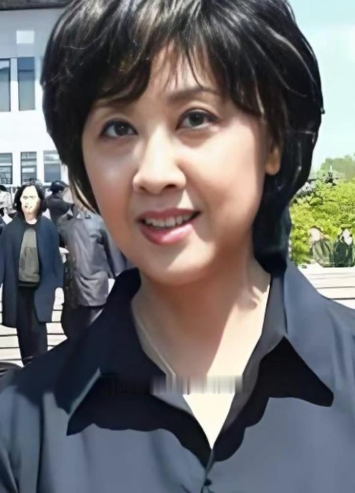 年过七旬的朱琳依旧惹人倾心，体态温润大方，脸庞不见时光磨损，双目灵动光亮，一身素
