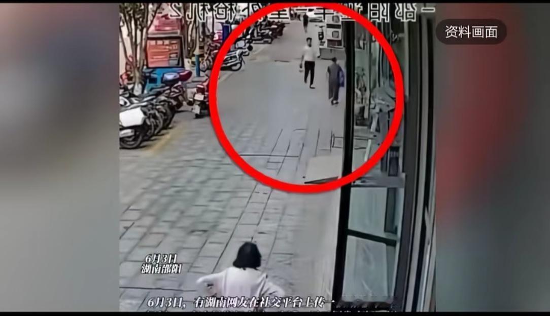 终于明白了
这个男的为什么平白无故打老人，不是因为有过纠纷，也不是因为挡路了，而
