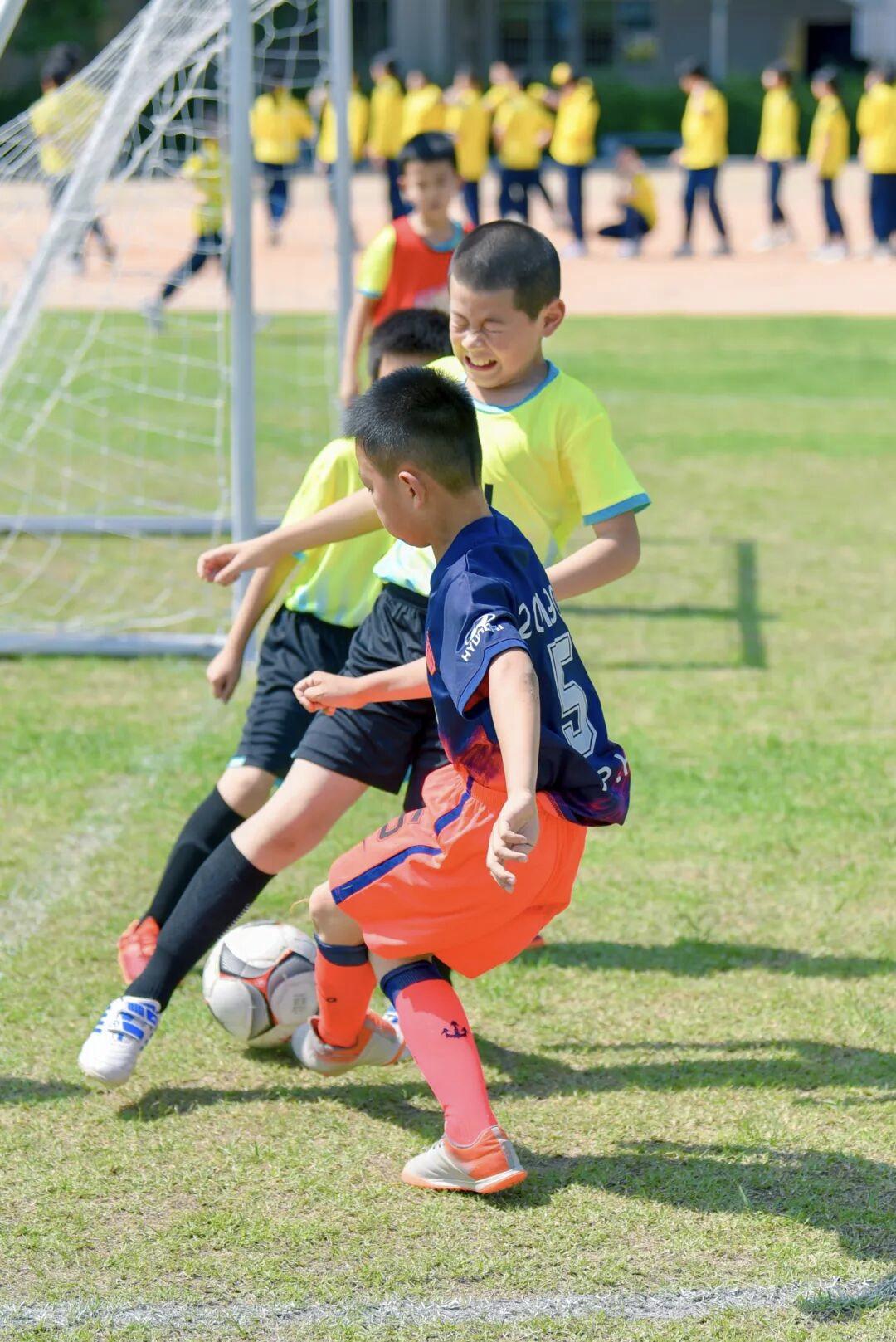 我看到足球这个话题，就让我想起学生时代，哪个时候我在上小学六年级。有一次上体育课