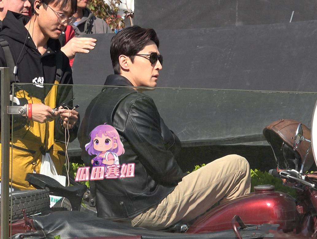 胡歌老了也是法拉利 胡歌43岁了还这么帅！戴墨镜穿夹克坐在复古摩托车上候场，造型