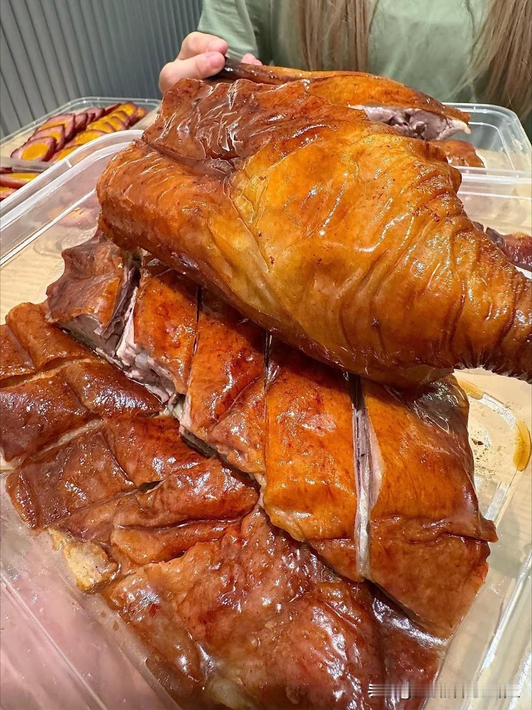 鸭腿当做鹅腿卖就是欺诈行为，被人揭穿就骂人，看来这个生意做到头了。

透支信任换