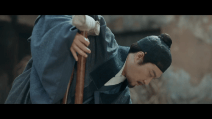 来拯救女主的不是男主是妈妈 当全世界都在等王子出现时，妈妈已经悄悄为女儿撑起了伞