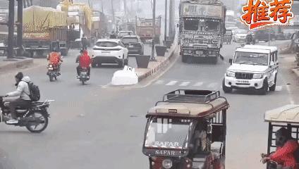 印度版的《死神来了》……

12月28号印度北方邦兰普尔的一起卡车事故。当我刷到