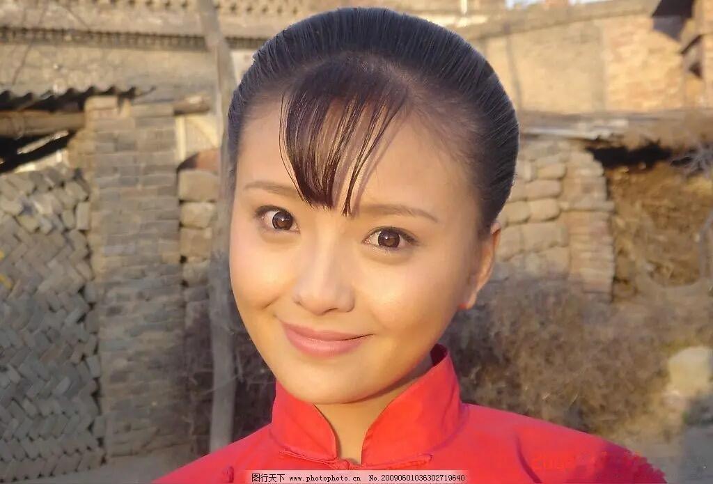 孙茜含泪拥抱孙俪 孙茜含泪拥抱孙俪，再现《甄嬛传》深情在近日的一场公开活动中，《