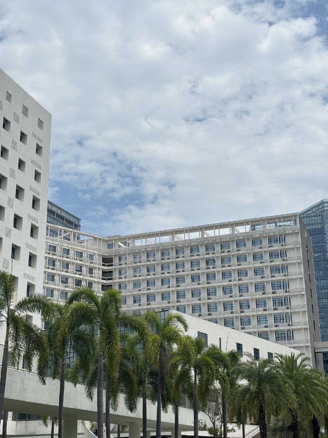 表哥去年定下目标冲厦大保深大，一年后他真的坐在深大教室里了。暑假约了很久，最近终