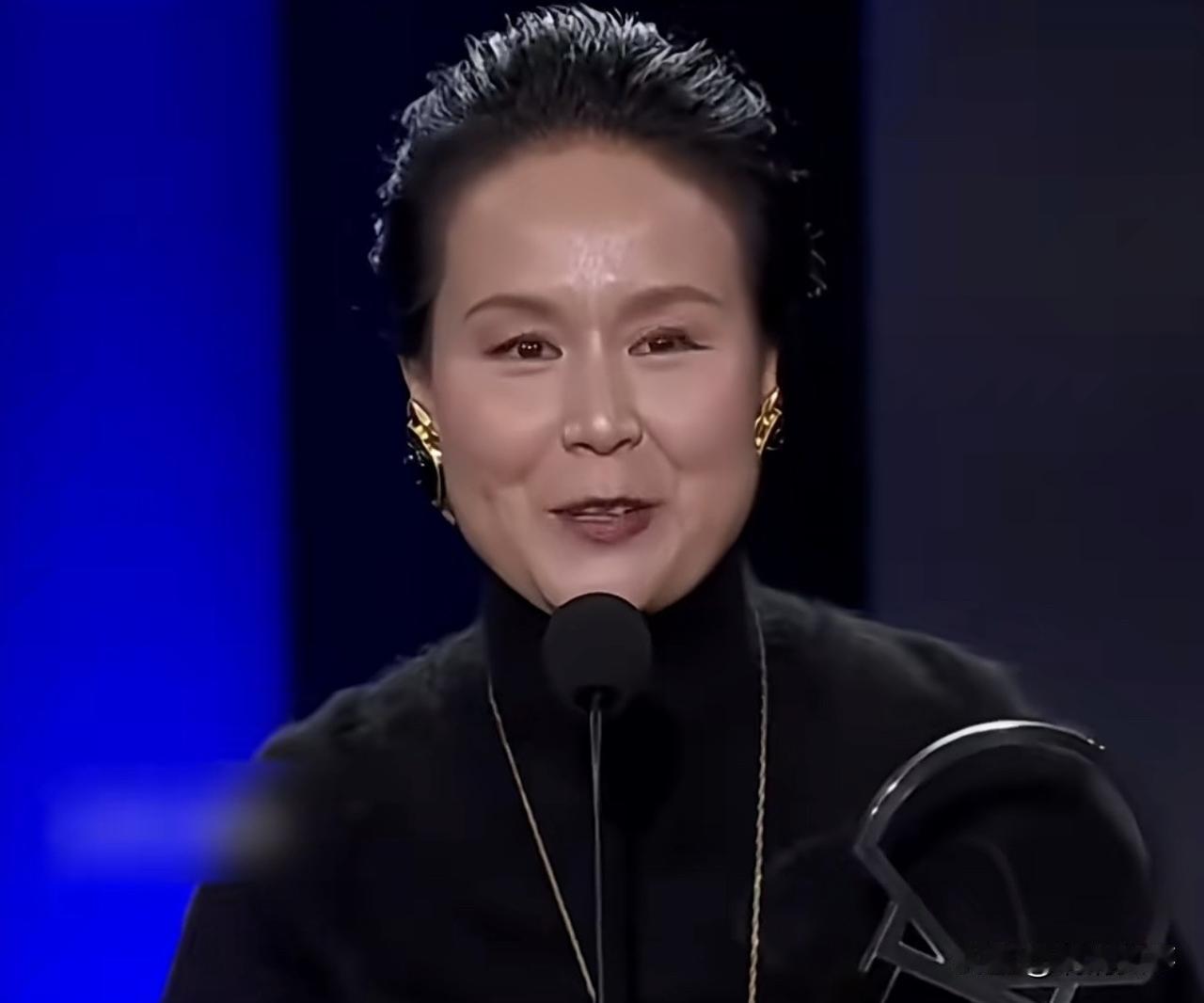事情得从头说，这片子讲的是一个女性长期被家暴，失手杀了丈夫，坐牢十年出来后重新生