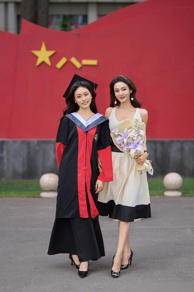 我的宝贝毕业啦🎓。

我家姑娘当初决定考博的时候我还捏着一把汗，就怕她熬不住学