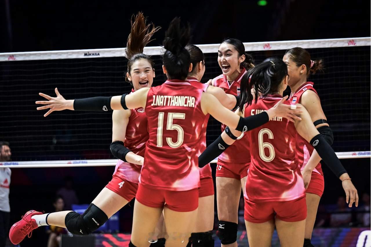 【国家女排联赛泰国结束三连败 3-1击败法国迎来首胜】2025世界女排联赛国家排