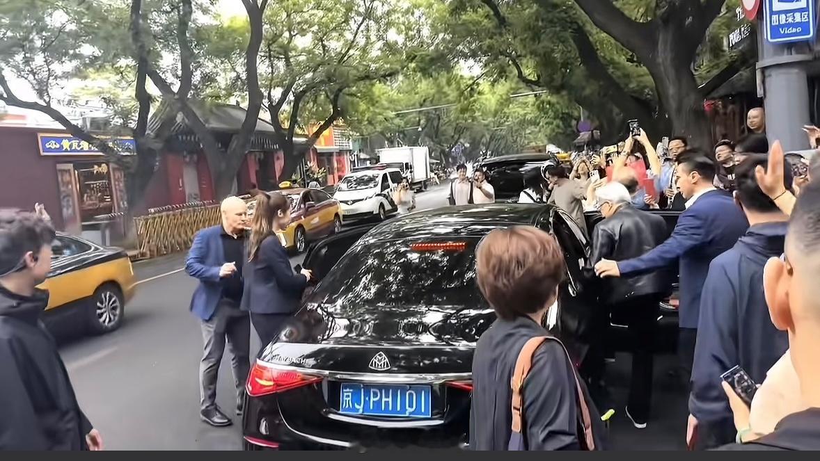 黄仁勋来中国的座驾经常被拍到，是迈巴赫S680 