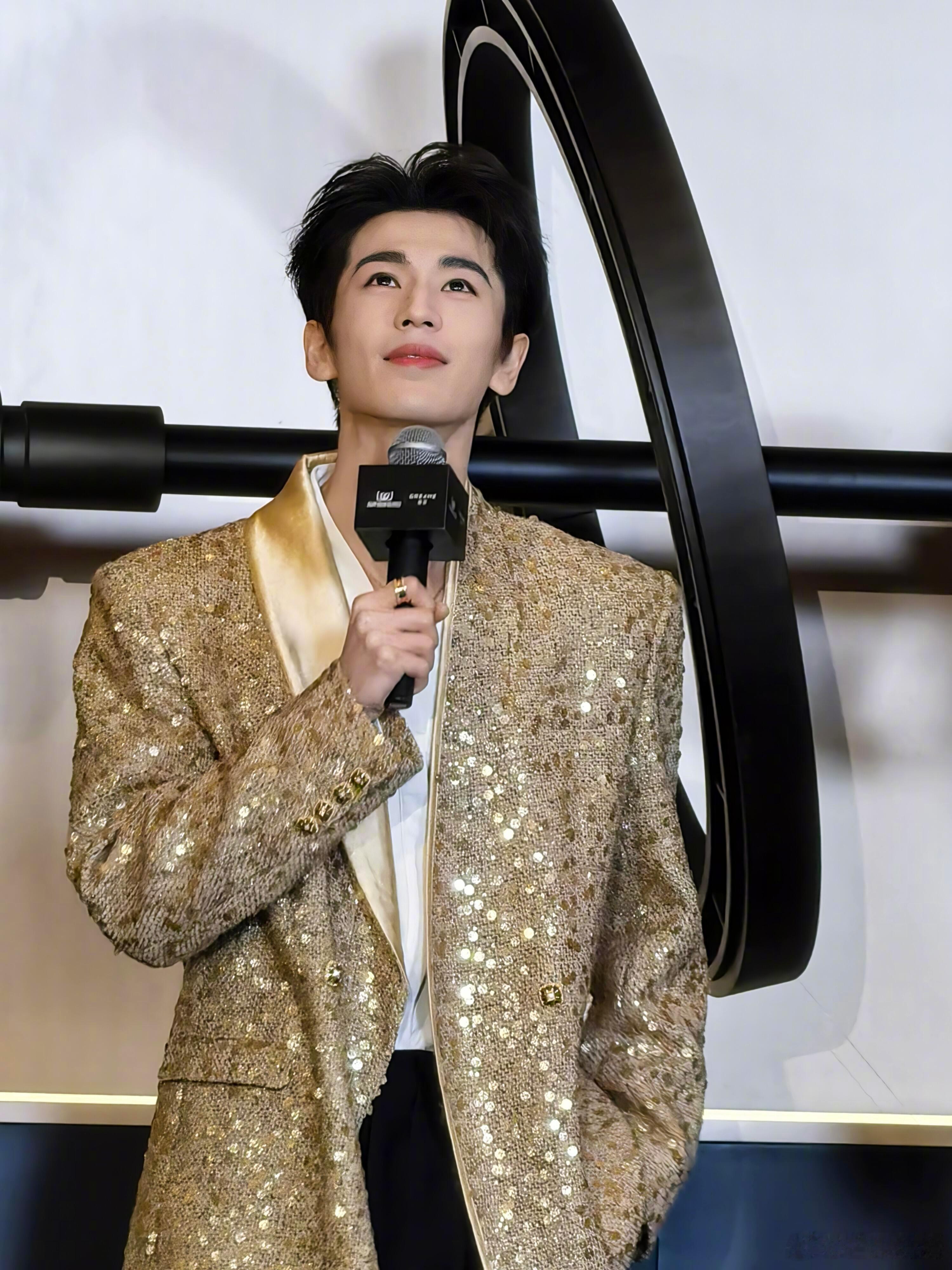 男神就是要穿金色，张凌赫顶着女蜗建模脸就出场了 张凌赫苏州线下活动