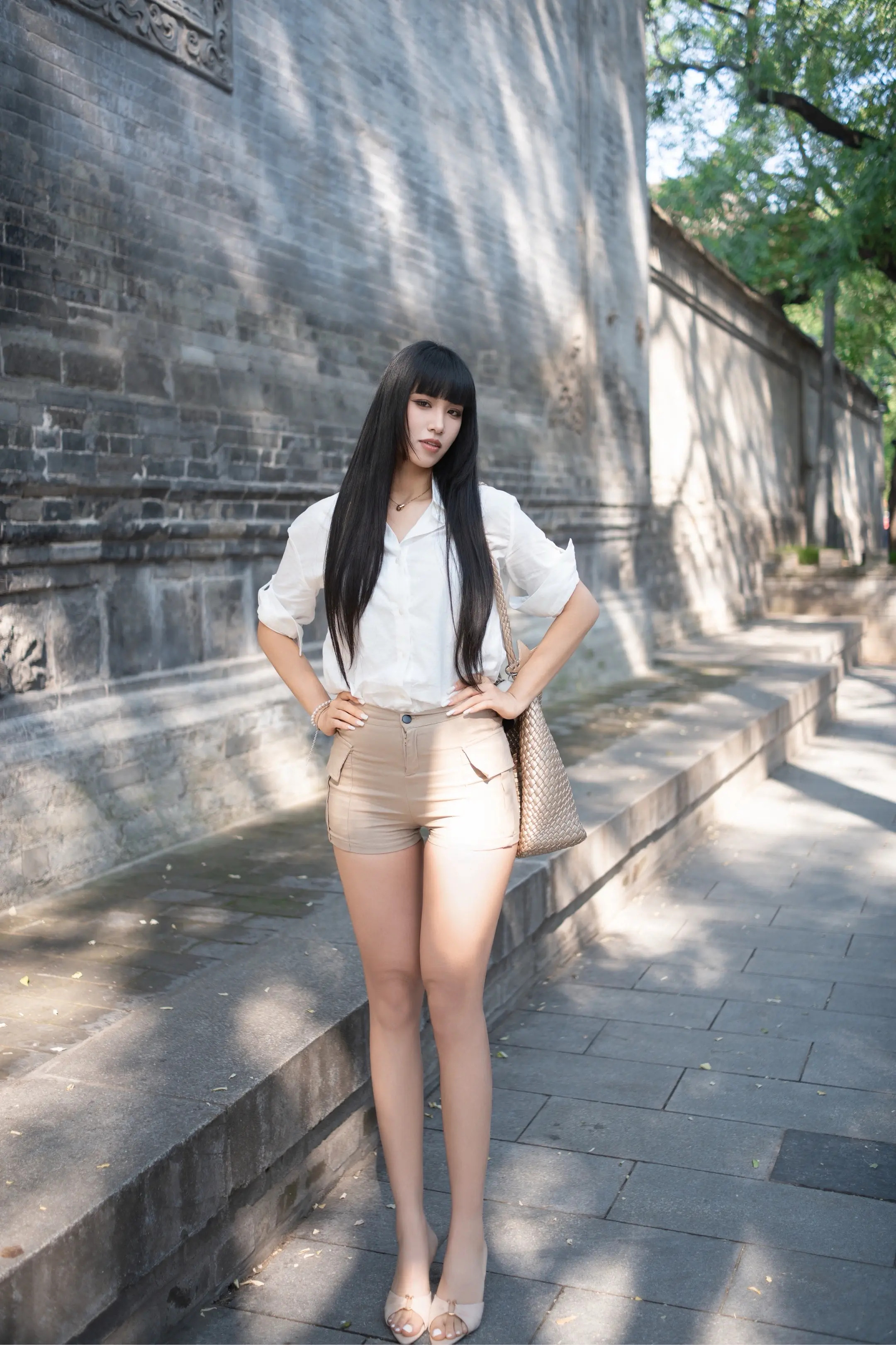 饭后闲步。