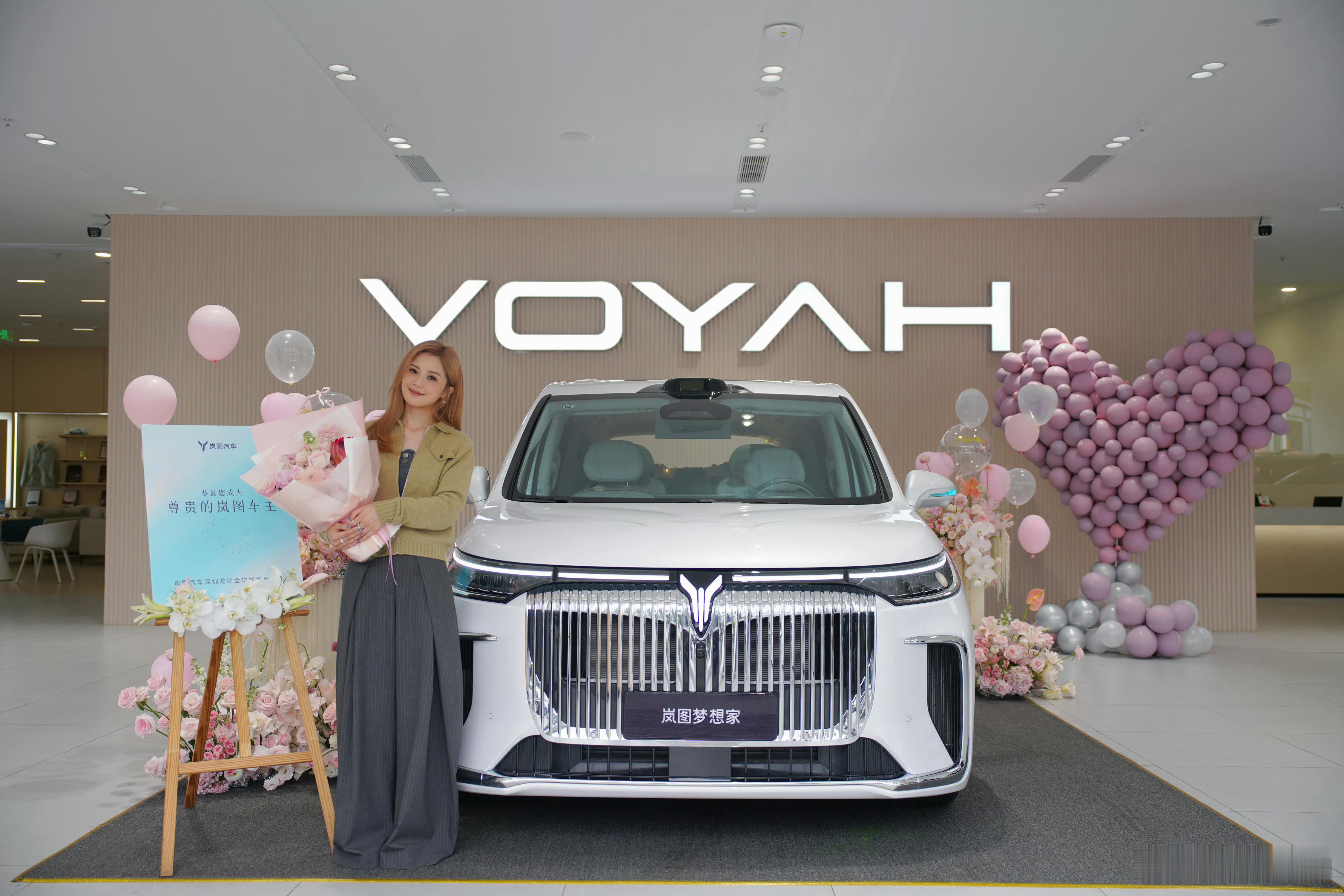 是阿sa！岚图梦想家又多了一位明星车主。 