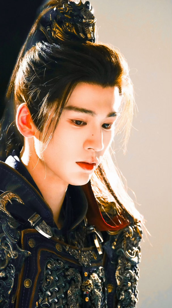 张凌赫一出场就对味了 真的被张凌赫出场戳中了！气质温柔又清冷，一举一动都很有分寸