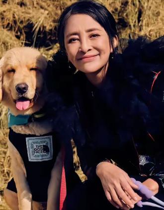 看到李勤勤和周六六依偎的样子，
我开始佩服她了！
周墩墩、周六六狗窝被挪进卧室，