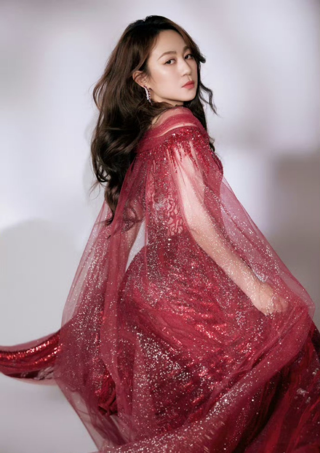 马丽裙子这次北影节红毯的亮面红纱长裙，再次让她成为焦点。无论是明艳热烈的红裙，还