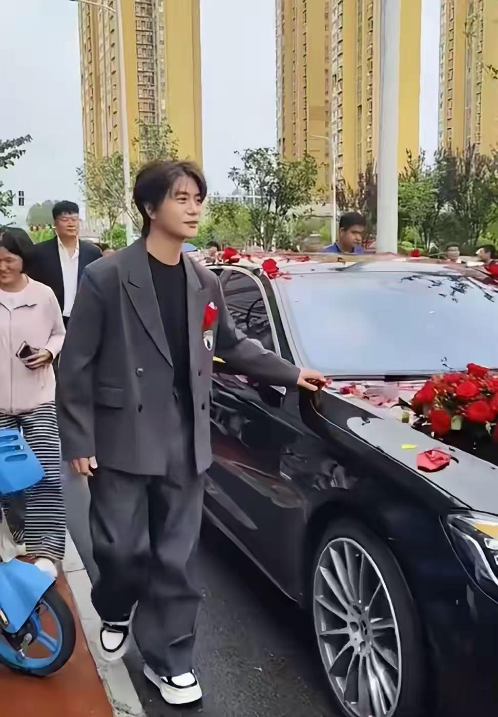 陆虎妹妹大婚现场曝光！
被这兄妹情看哭了，当婚车来接妹妹，陆虎全程扶着车送行，这
