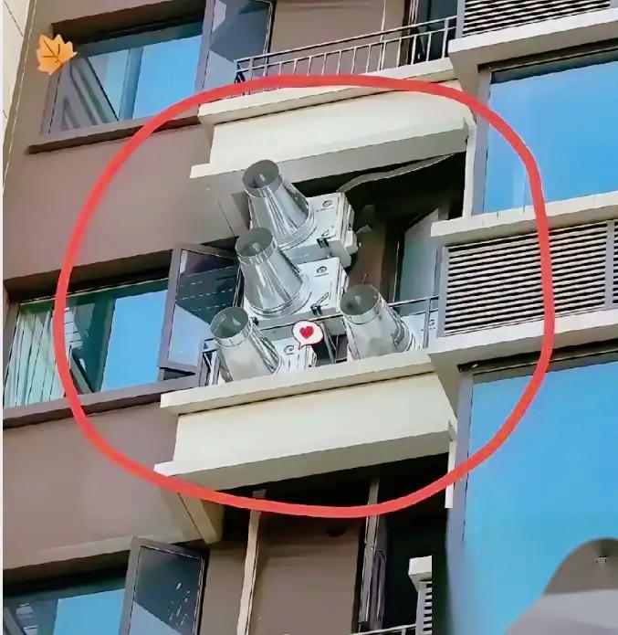 安徽一名男子出差回家，觉得屋里闷热得慌，连忙推开窗户，一眼瞥见对面住户外墙装了四
