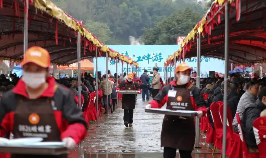 2026年元旦第一天，四川广安武胜县沿口古镇直接炸场了！嘉陵江边上，第十三届庖汤