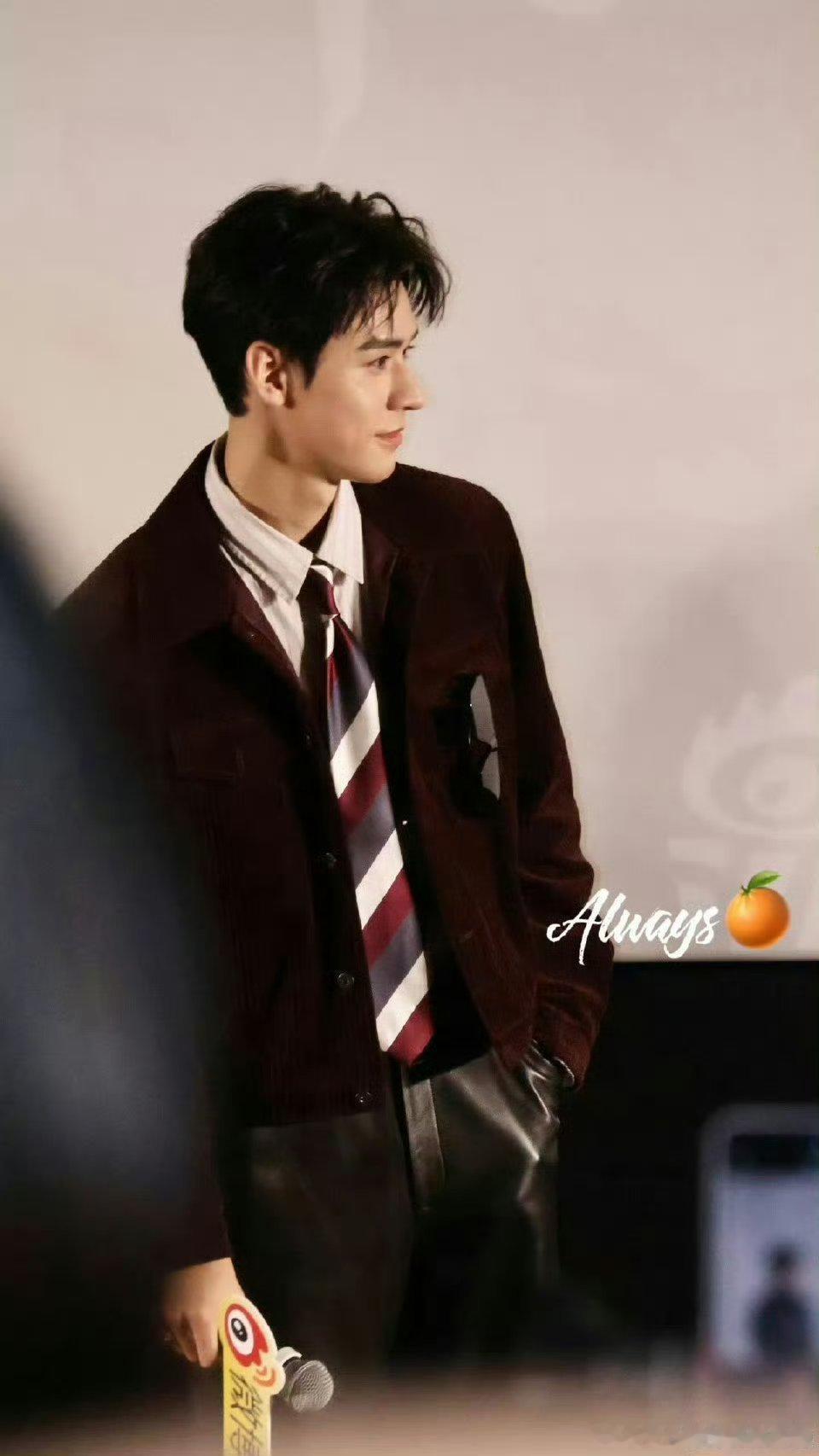 龚俊 搞事情转头直播就开嗓，咱就是说百灵鸟嘴硬心软实锤，宠粉这块你是真没输过 ​