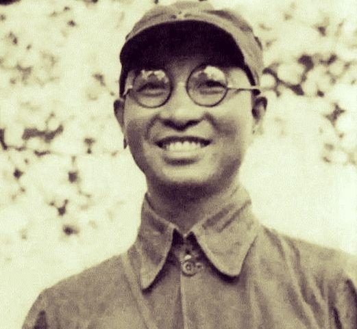 一日延安主席正在作报告，陈赓起身，直奔主席台拿起主席的水杯便饮，
主席疑问：陈赓