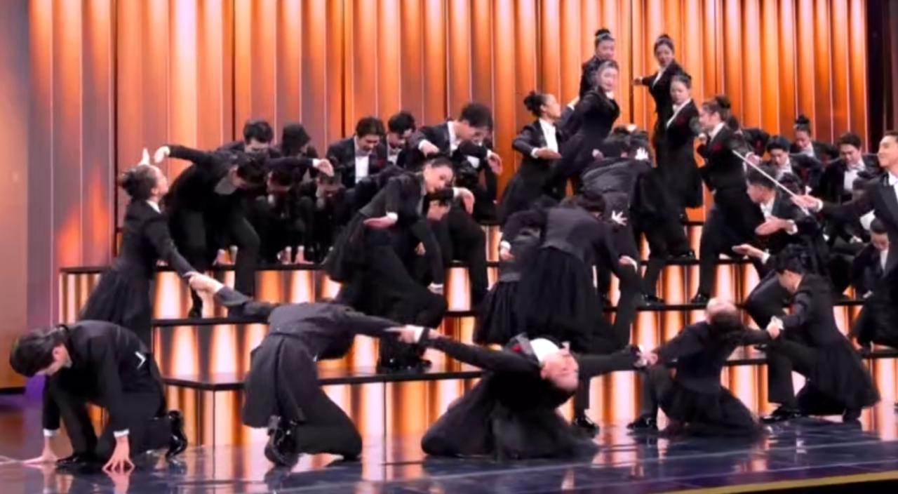 2026年央视春晚舞台上，一曲经典贺岁歌曲点燃全场。红金交织的中式布景大气喜庆，