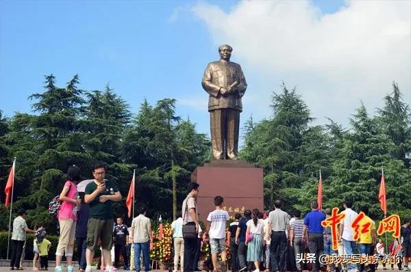 和一位刚从韶山参加完毛主席诞辰纪念回来的老大哥聊天。

我问他，现在去那的，是不