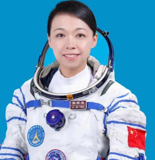 谁能想到，一位香港女警官，竟把名字钉进了中国空间站！

有人说，她所经历的转变绝
