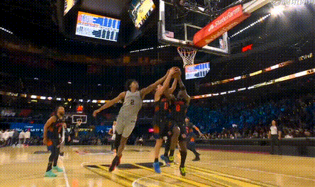 裁判漏判了一次阿奴诺比的踩线马刺vs尼克斯