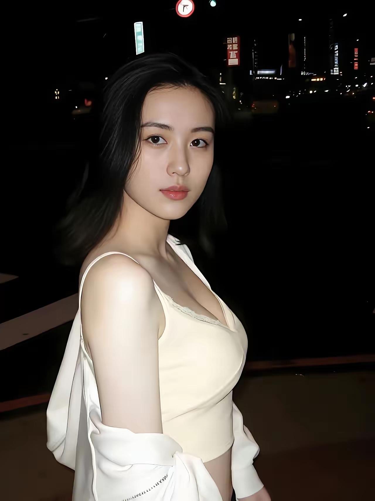 这个美女太美了，我最喜欢的女神
你认识她吗？
